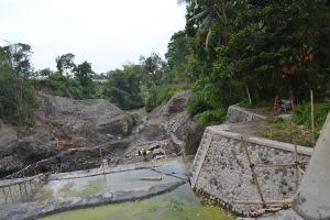 Bekas material sisa pembangunan Dam, dapat menyebabkan erosi material tambahan, selain dari lereng gunung.Terjadi Penyempitan Badan Sungai.